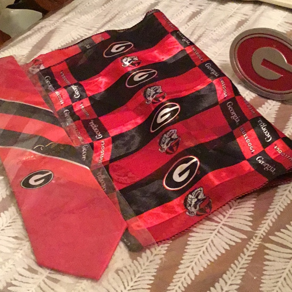 BULLDOGS HITCH COVER BUNDLE…TIE AND SCARF ALSO NEW